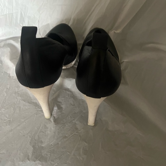 Bcbg black 4 inch heel with white 1 inch platform size 10M slip on - Picture 4 of 5